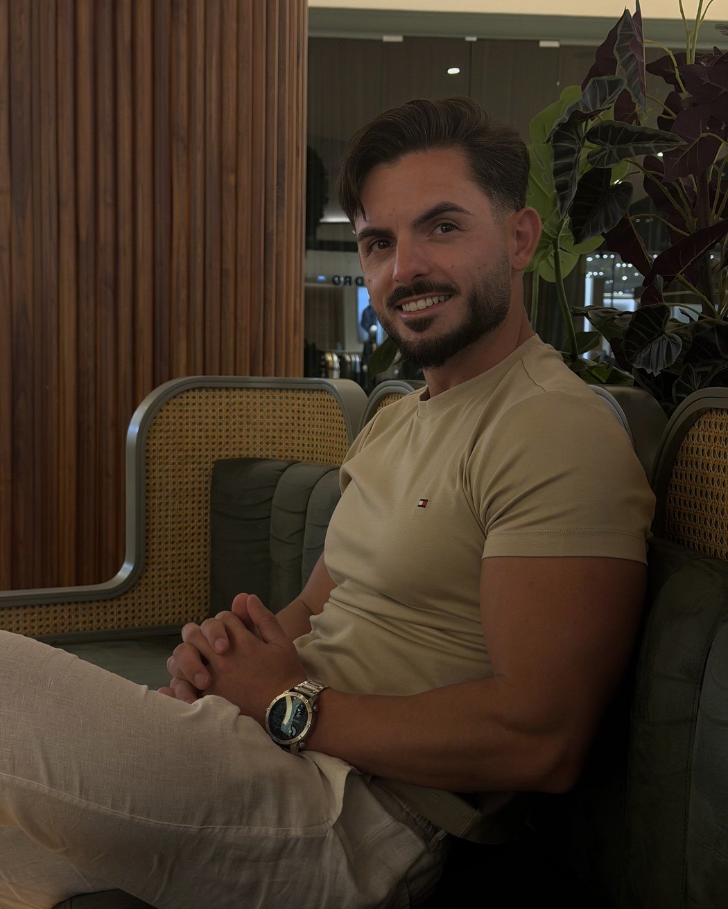 Filipe Rocha, fundador da ROFILI, numa oficina de mobiliário
